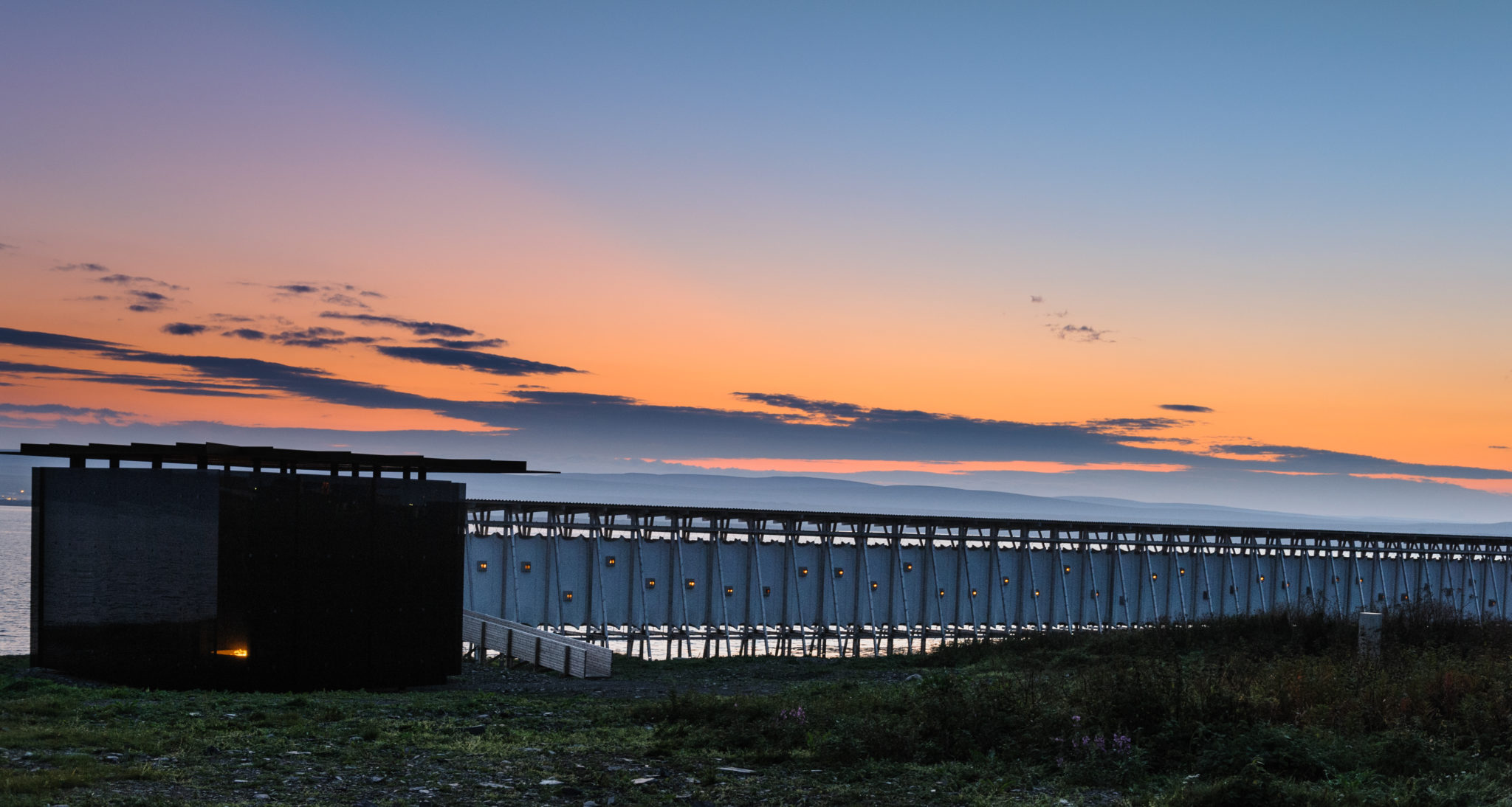 Steilneset i Vardø, minnehallen og glassbygget rundt  Louise Bourgeois' kunstverk over de 91 som ble brent for trolldomsvirksomhet. Den internasjonalt kjente arkitekten Peter Zumthor har tegnet både minnehallen og glassbygget.

Foto: Jarle Wæhler, Statens vegvesen