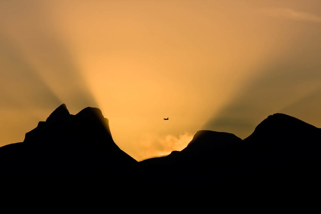 fly i midnattssol som går ned over bodø