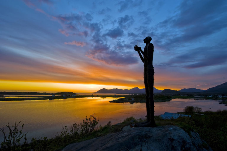 "The man from the Sea" looms over the coastline of Bø. Photo: Øystein Lunde Ingvaldsen / nordnorge.prod.dekodes.no