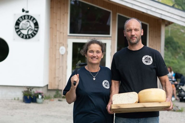 Vil du ha et stykke lokal geitost? Foto: Lofoten Gårdsysteri