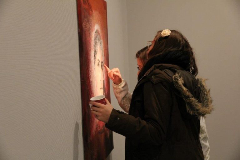 Admiring the artist's skill © SDG/Monika Anti