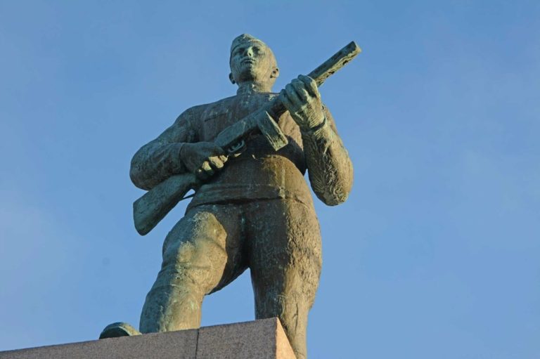 The brave red army soldier monument with foot placed on a rock instead of the original German Eagle © Knut Hansvold