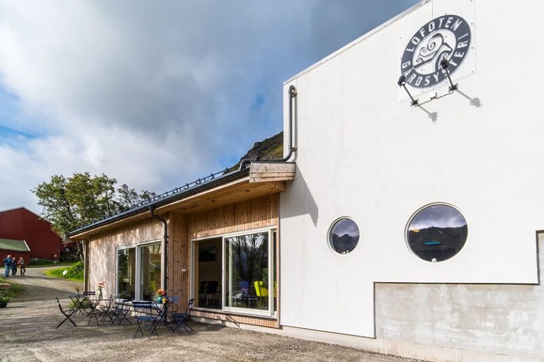 Rom for å smake, vegg i vegg med produksjonsanlegget. Foto: Lofoten Gårdsysteri