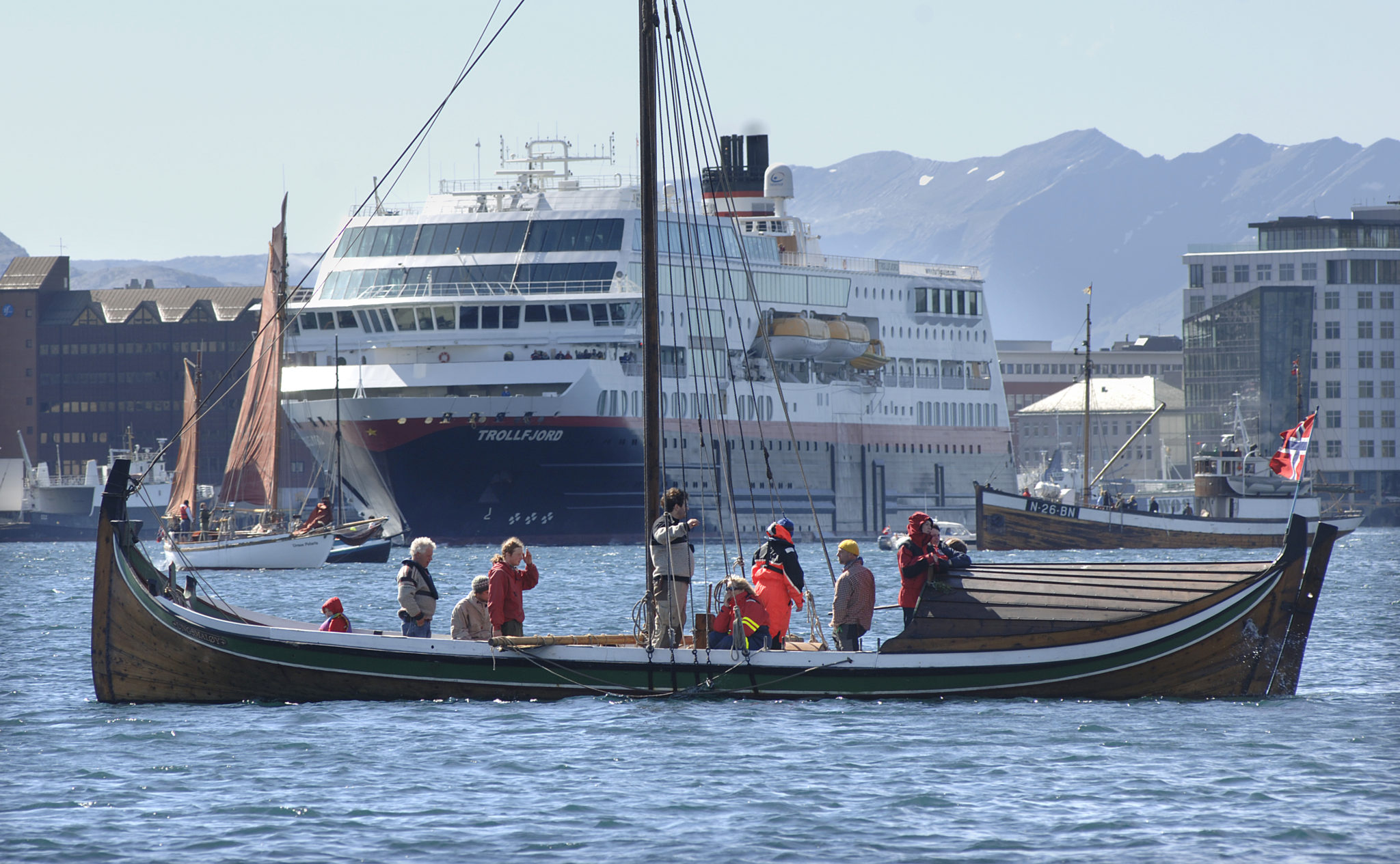 Traditional boats from Nordland and Hurtigruten meet in Bodø harbor. Photo: Ernst Furuhatt / nordnorge.prod.dekodes.no