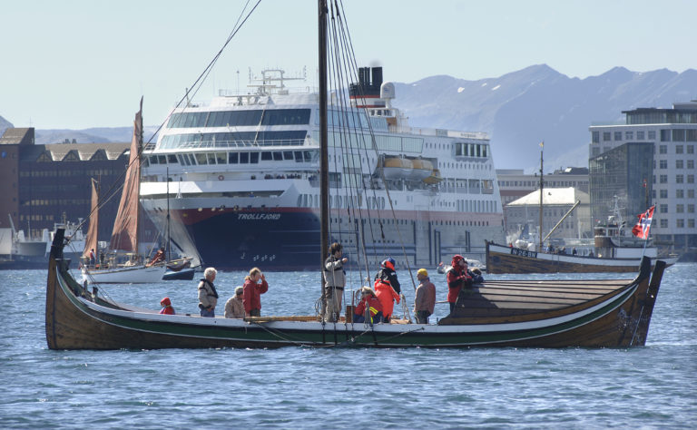 Traditional boats from Nordland and Hurtigruten meet in Bodø harbor. Photo: Ernst Furuhatt / nordnorge.prod.dekodes.no