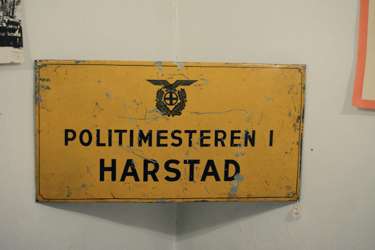 Nasjonal Samlings solkors «pryder» politiets skilter © Knut Hansvold