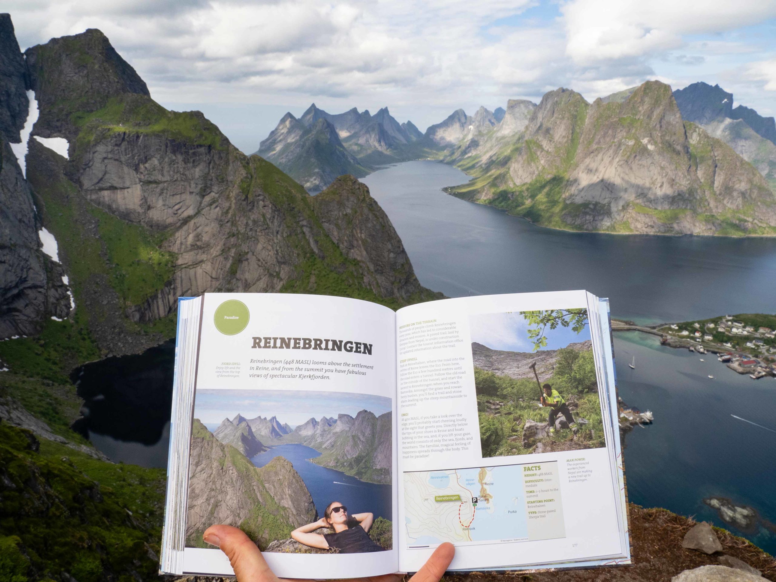 Turbok for hele Lofoten og Reinebringen med fiskeværet Reine i bakgrunnen