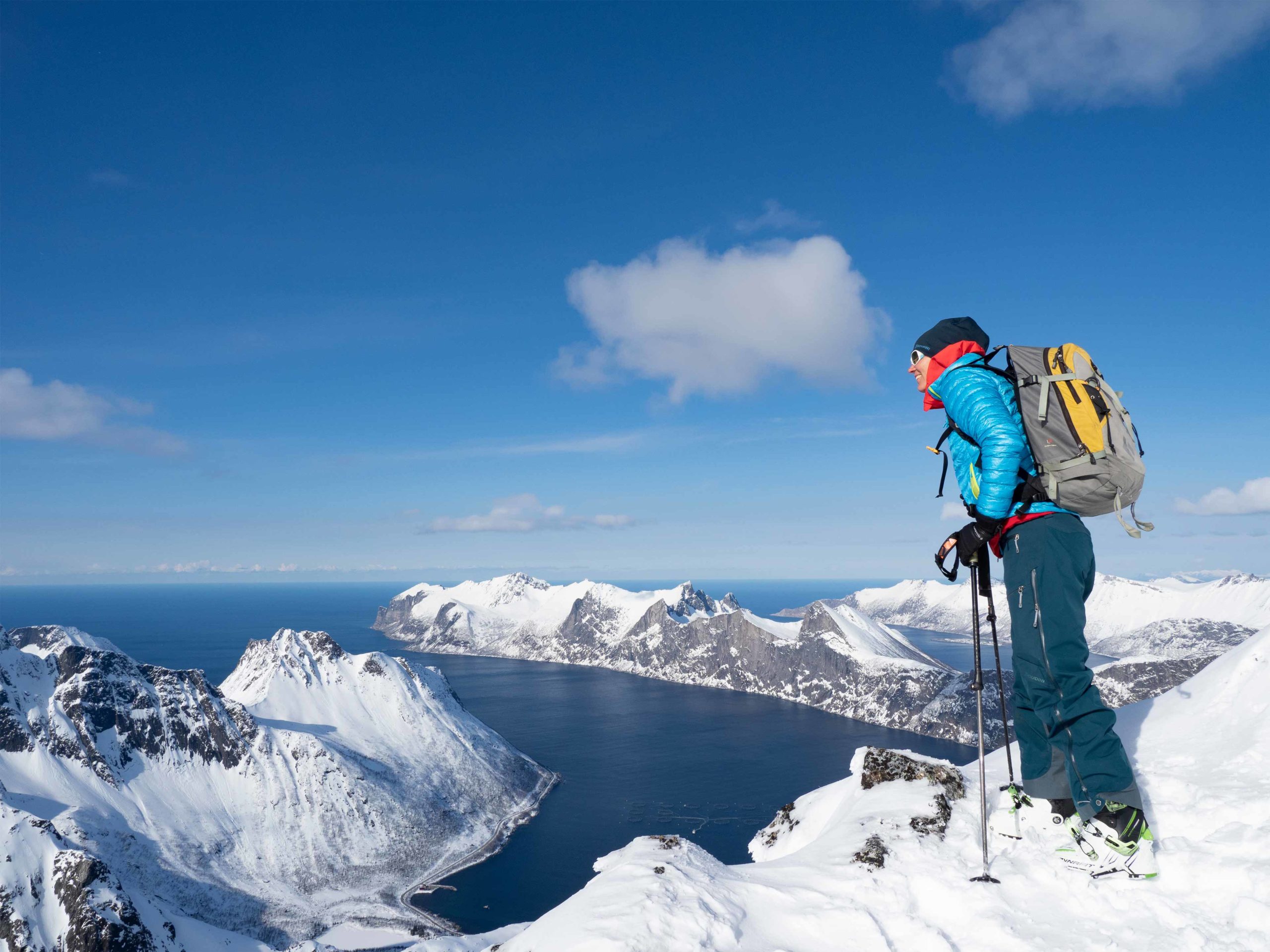 Ei jente på toppen av et fjell på Senja etter flott topptur om våren