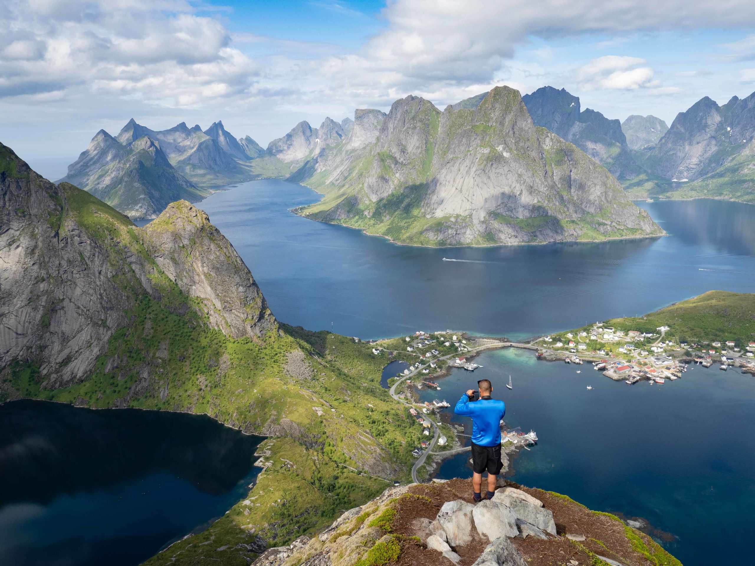 Utsikt fra toppen av Reinebringen i Lofoten mot fiskeværet Reine i bakgrunnen