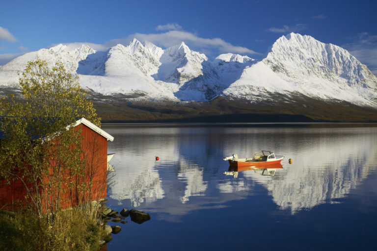 Snowy Lyngen Alps in October © Bård Løken