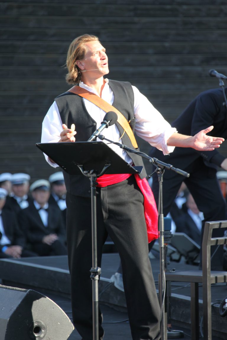 An actor reciting Hamsun's work at Hamsunsenteret. Foto: Roger Johansen / nordnorge.prod.dekodes.no