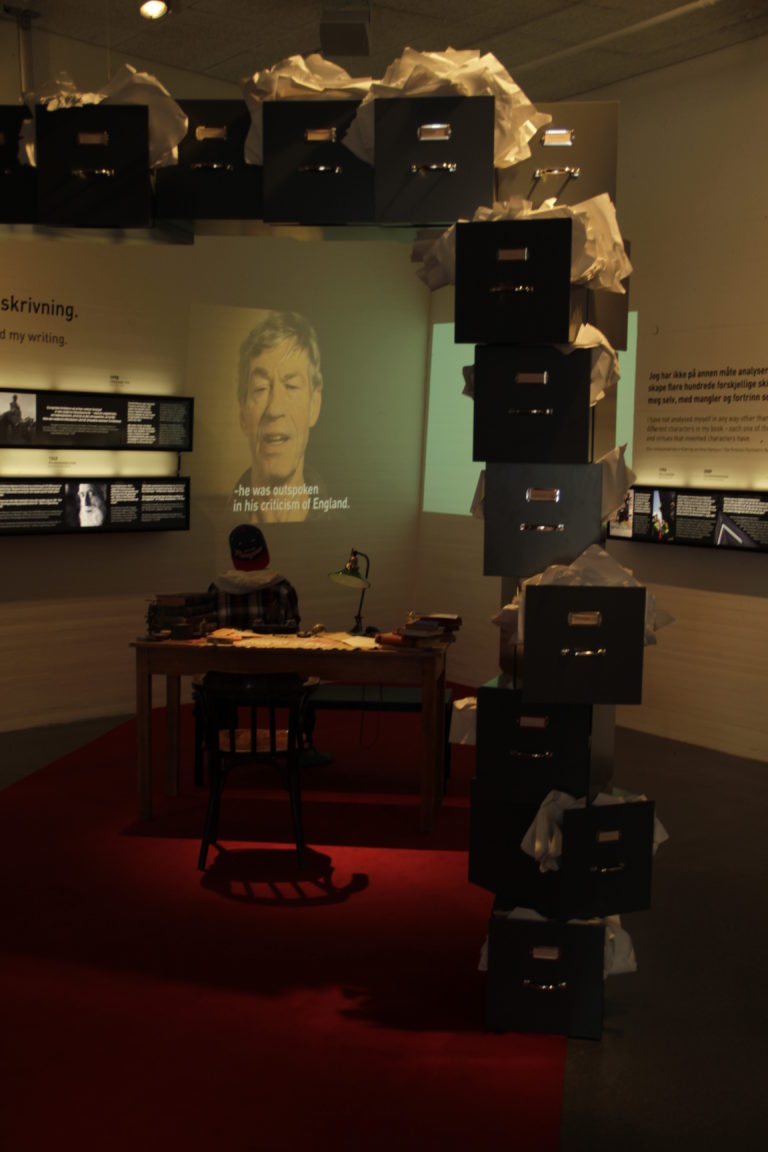 Videos play while surrounded by quotes © Tore Olsen