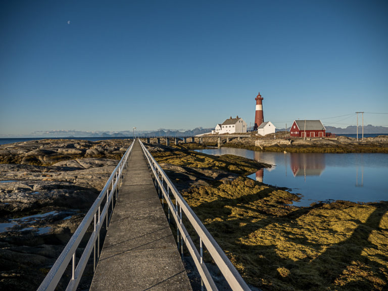 Bridge leading to the lighthouse © Flightseeing.de