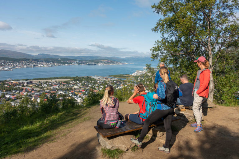 Omtrent halvveis på turen opp er det et tilrettelagt punkt hvor man kan slappe av i noen minutter © Mats Hoel Johannessen