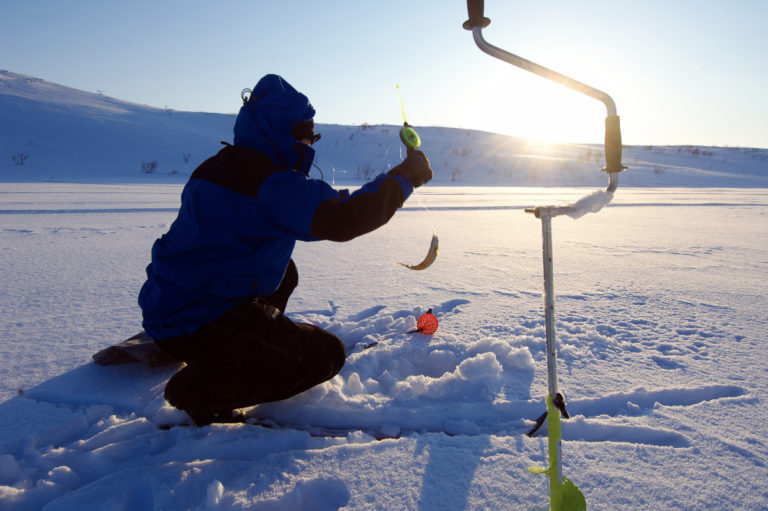 Out ice fishing © Bjarne Riesto riesto.no /www.nordnorge.prod.dekodes.no