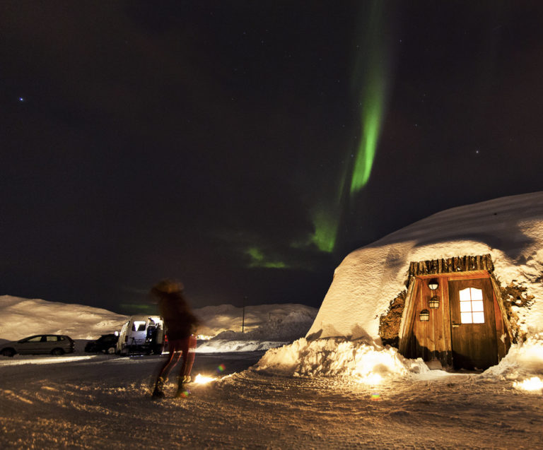 Nordlys over Mikkelgammen på byfjellet Salen i Hammerfest © Ziggi Wantuch