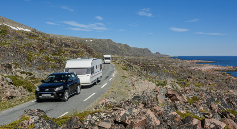 Veien fra Vardø til Hamningberg er smal og går gjennom et karrig landskap. Her ved Persfjorden, Nasjonal turistveg Varanger ©Foto: Fredrik Fløgstad, Statens vegvesen
