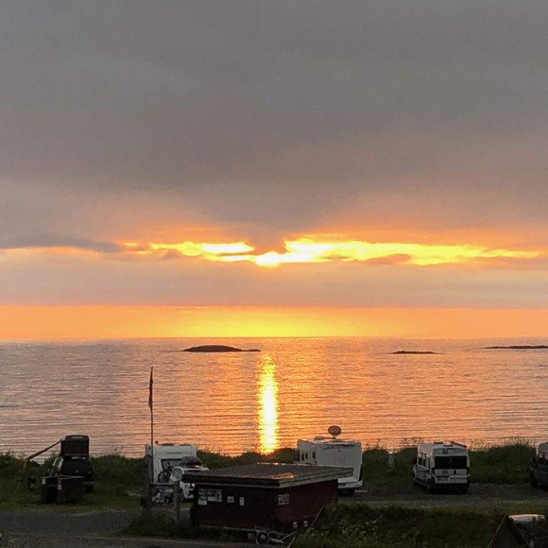 Full view of the Midnight sun © Midnattsol Camping