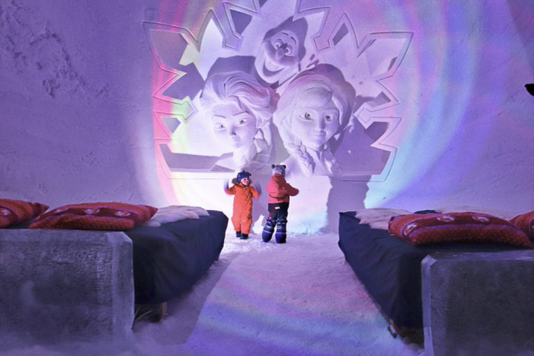 Det er et nytt tema i innredningen hvert år. Her er det "Frost" © Kirkenes Snow Hotel