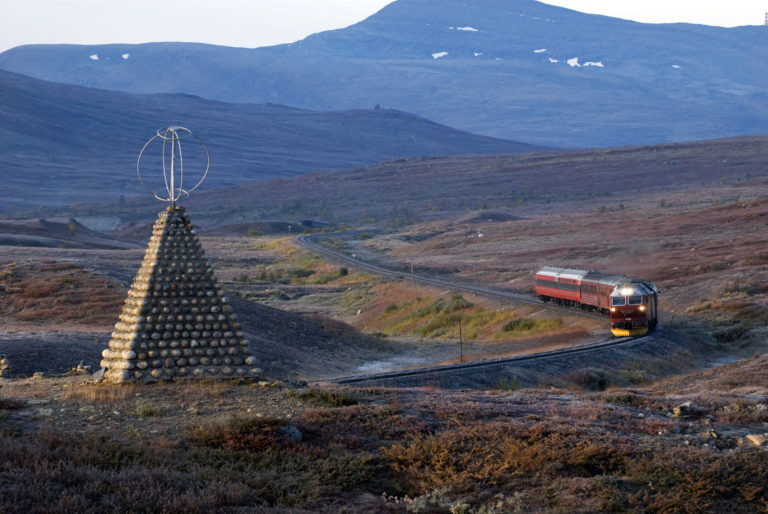 The train on Nordland railway crossing the Arctic Circle. Photo: Rune Fossum / nordnorge.prod.dekodes.no