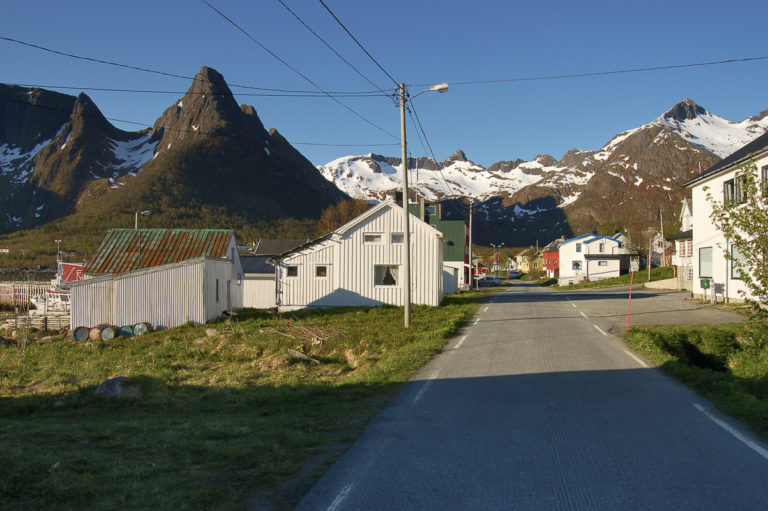 Mefjordvær i midnattssol © Werner Harstad/Statens vegvesen