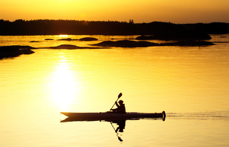 Paddling into the sun...øh...Midnight Sun © Bjarne Riesto riesto.no /www.nordnorge.prod.dekodes.no