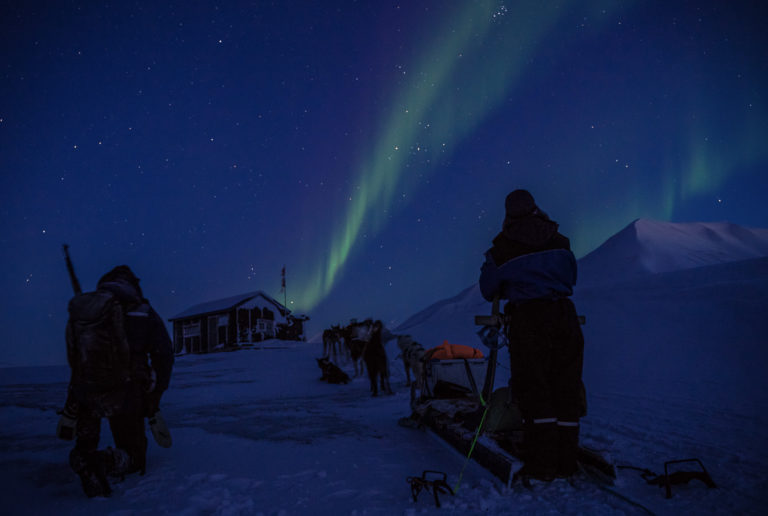 På hundetur til en avsides hytte under nordlyset © Jan Hvizdal