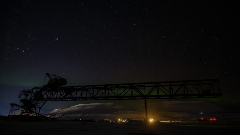 Nordlys og gamle gruveinstallasjoner © Jarle Røssland