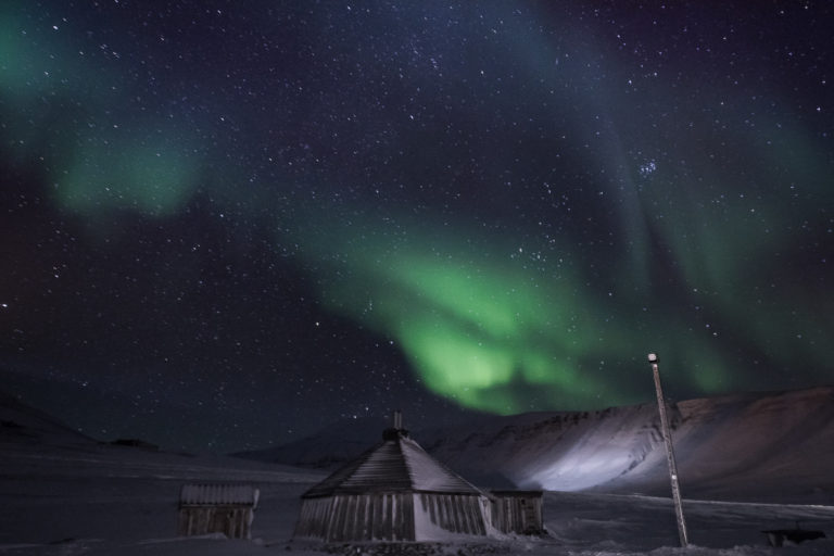 Bli med på tur ut på tundraen og se nordlyset langt fra byen © Polina Bublik