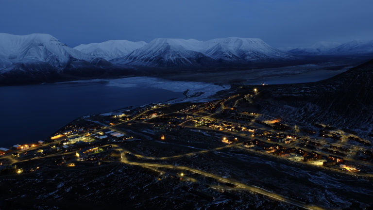 Senhøst og blåtime i Longyearbyen © Visit Svalbard