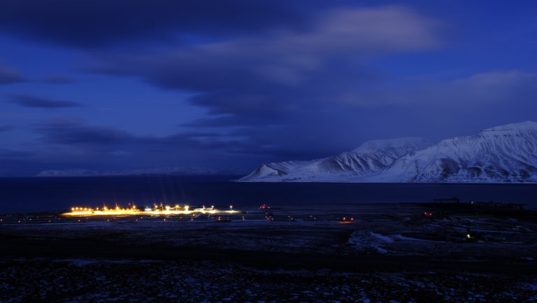 Blå vinterlandskaper rundt flyplassen © Visit Svalbard