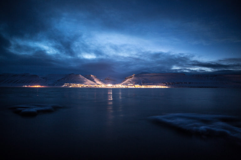 Longyearbyen glitrer i fjordisen © Jeppe Kuld