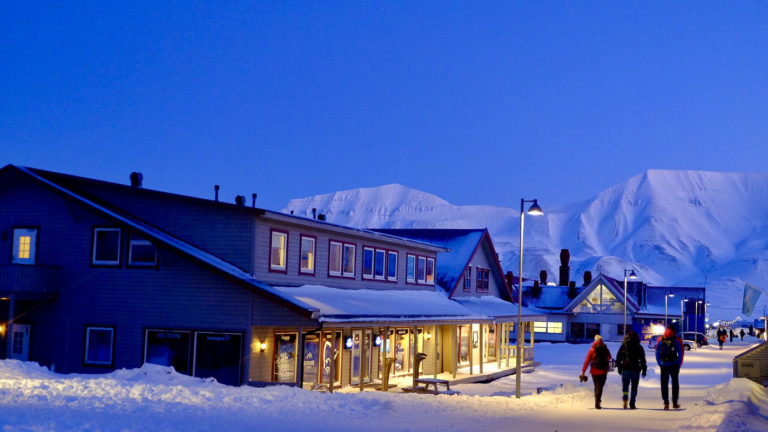 På tur i Longyearbyen. Butikkene kranser den lille gågata, og her er det faktisk noen kupp som kan gjøres © Linn Cecilie Blekkerud