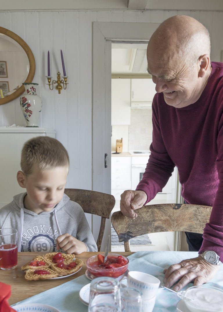 Saft og vafler med syltetøy på Halsgården. Finnes det noe bedre for en åtteåring? © Kathrine Sørgård