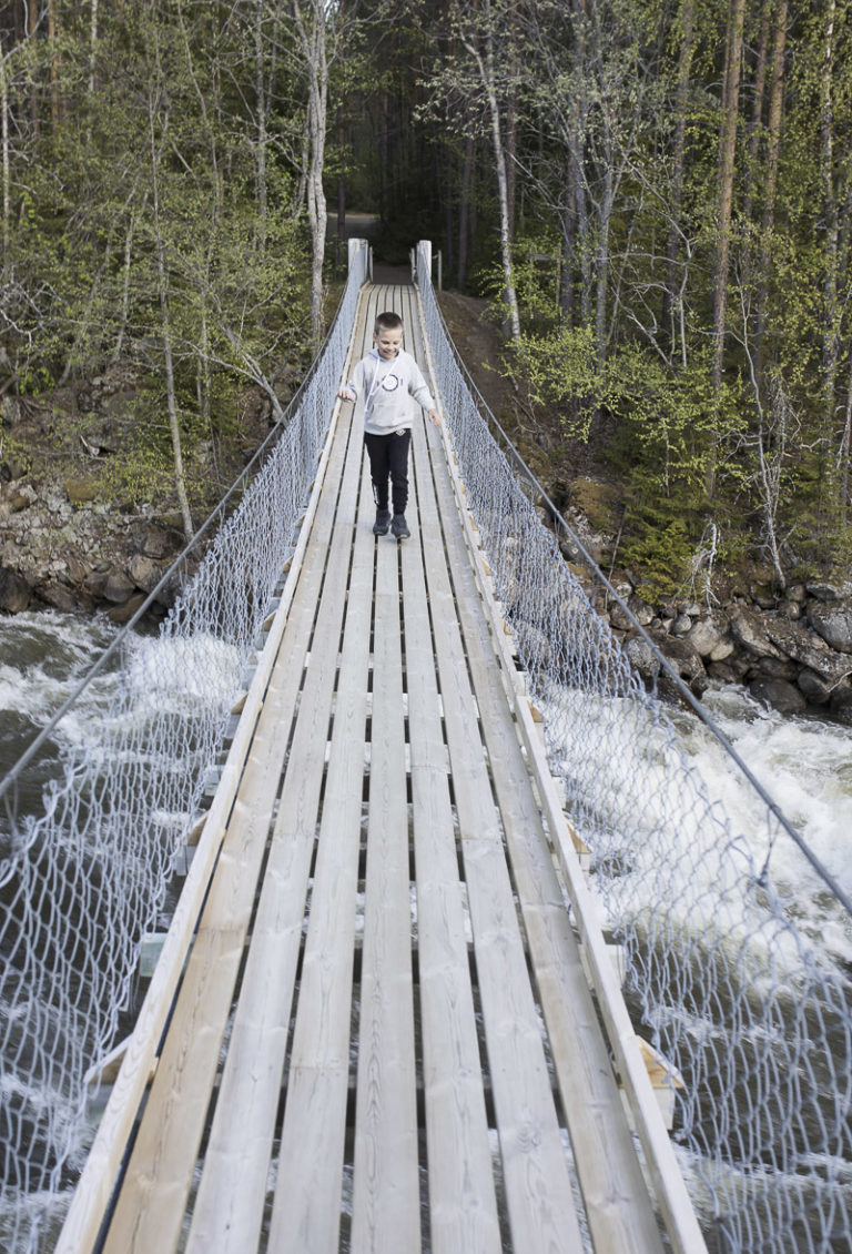 På hengebru over Saltdalselva © Kathrine Sørgård