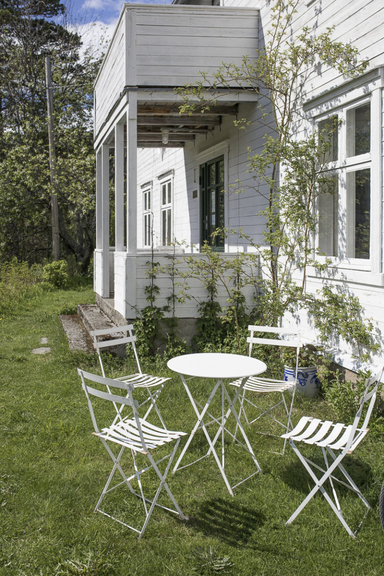 En god solvegg. Storjord hotell har åpen sommerkafe i hagen enkelte dager i uken. © Kathrine Sørgård