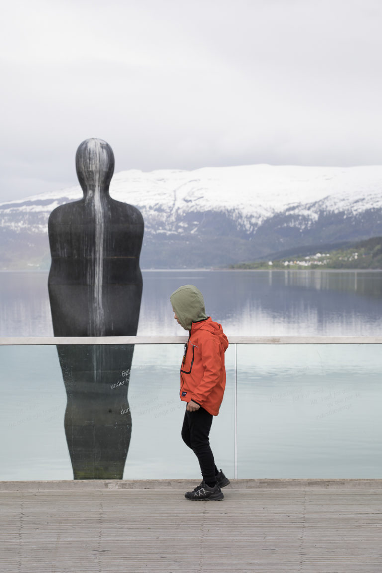 Havmannen, og en meget ung mann. Han til venstre er del av Skulpturlandskap Nordland © Kathrine Sørgård 
