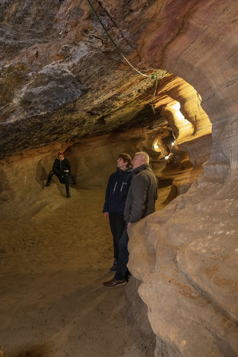 Bli med på guidet tur i Grønligrotta. Ta deg tid til å studere detaljene i berget © Kathrine Sørgård 