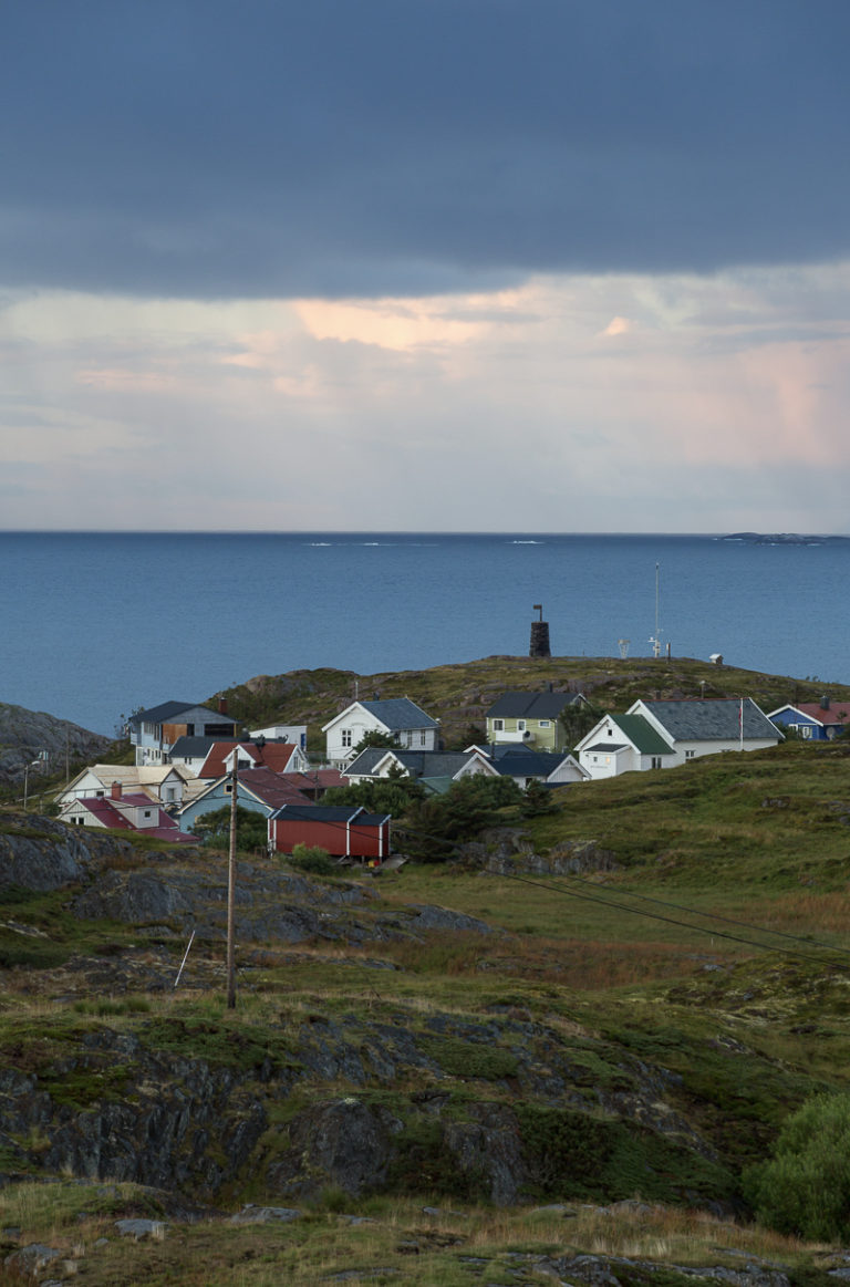 Husene gjemmer seg mellom knausene på Myken © Kathrine Sørgård