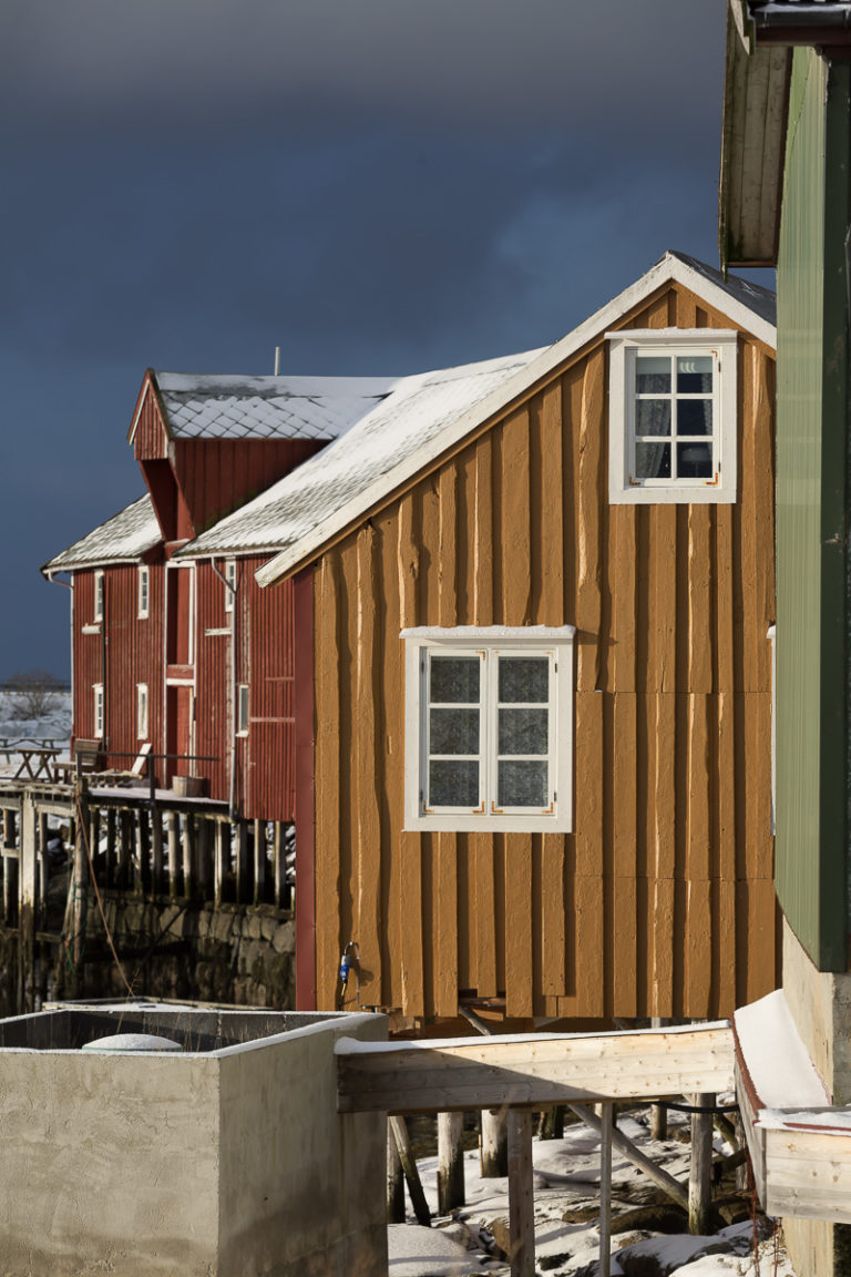 Oker og bonderødt, de gamle fargene, i den smule havna på Støtt © Kathrine Sørgård