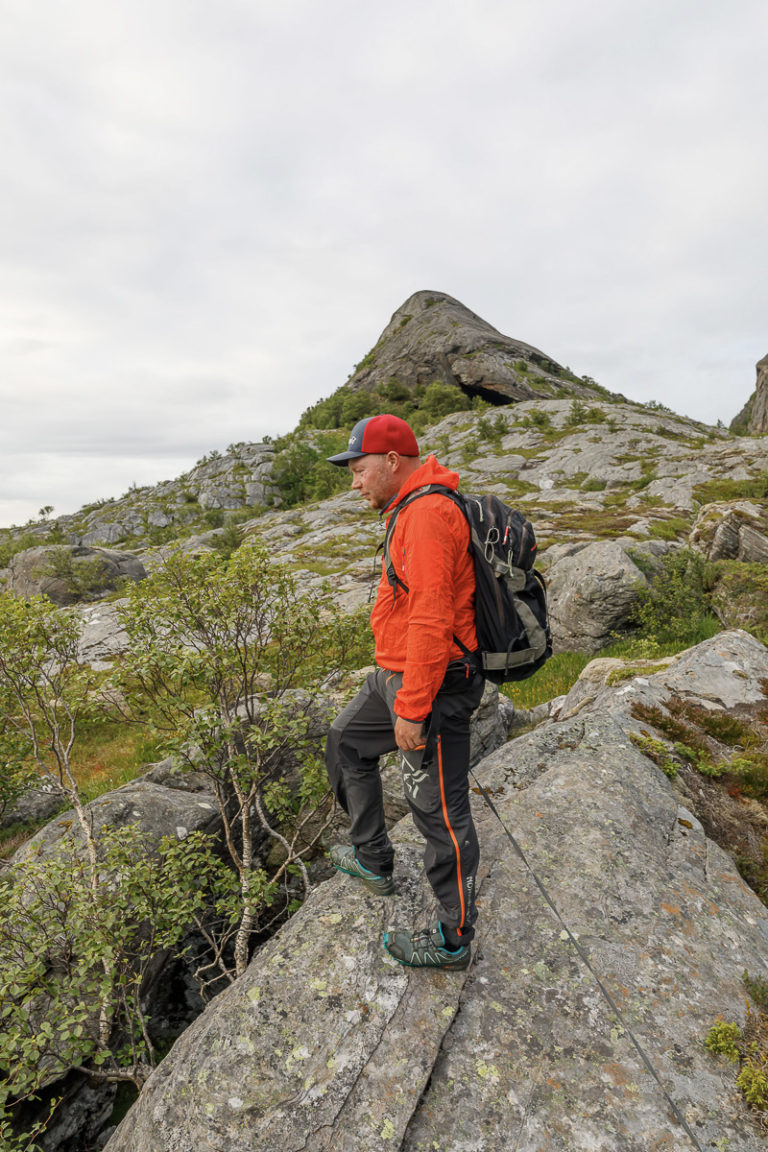 Utforsker ura på yttersiden av Tomma med ørne-guide Hans-Petter Sørensen © Kathrine Sørgård