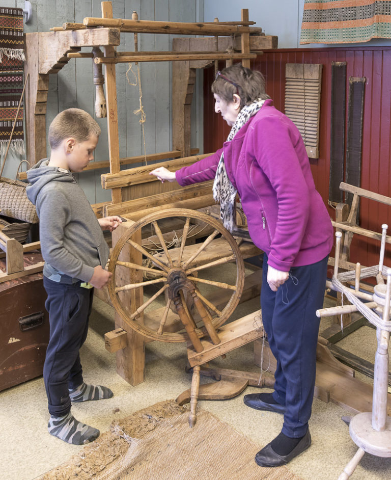 Elisabeth Nilsen forteller om rokk, vevstol og hespetre på Salstraumen Museum  © Kathrine Sørgård
