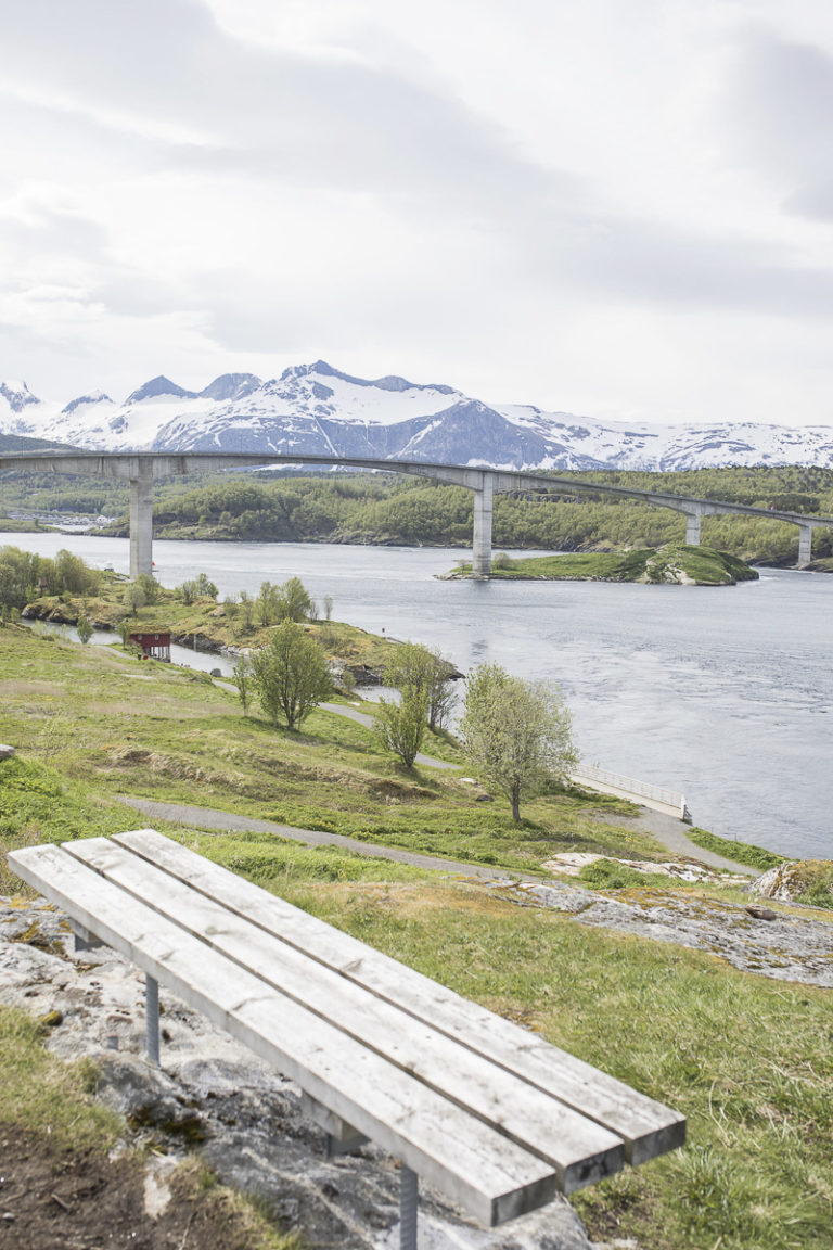 Benk med utsikt til straumen, brua og Børvasstindan  © Kathrine Sørgård