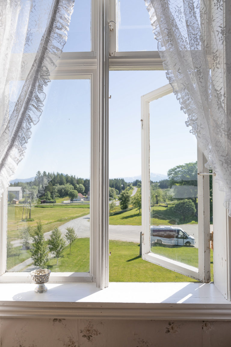 Utsikten fra rommet på Dønnes gård © Kathrine Sørgård