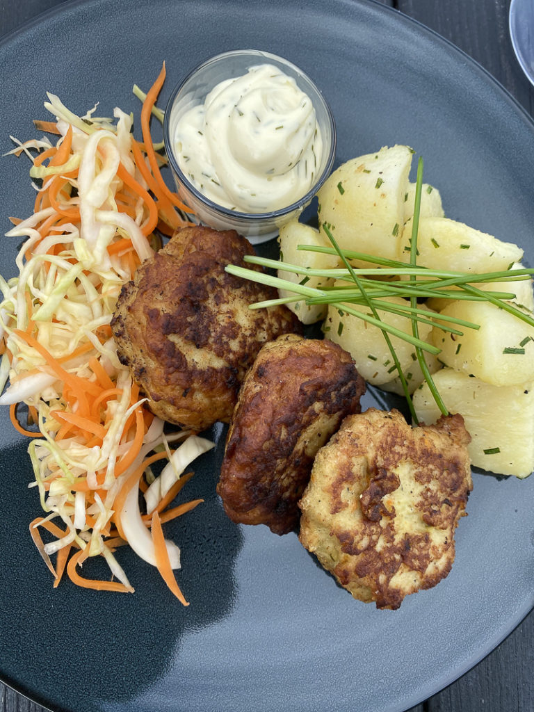 Klassisk! Fiskekaker med råkost og poteter © Kathrine Sørgård