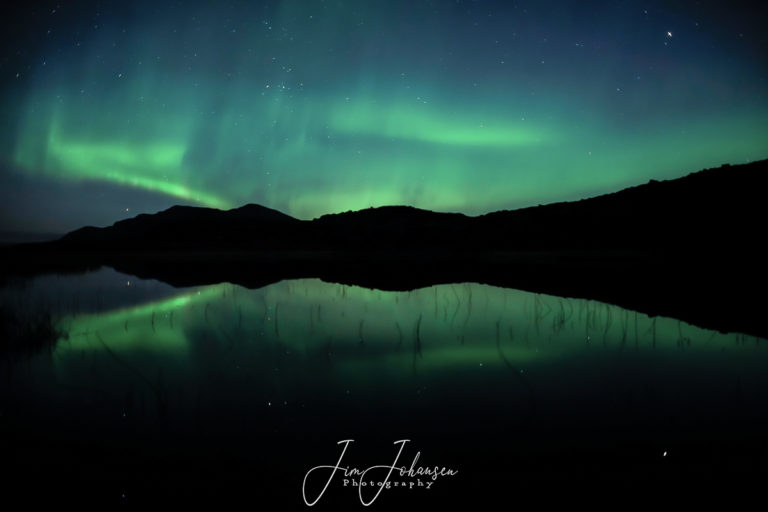 Nordlys mot stille høstvann © Jim Johansen