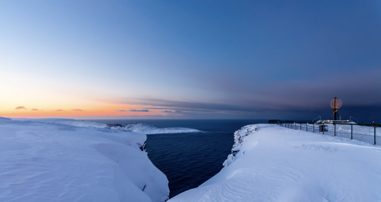 Vinterlys på Nordkapp. Knivskjelodden som (ikke si det til noen!) ligger 1400 meter lenger nord, ses midt i bildet © Kjell Bendik Pedersen
