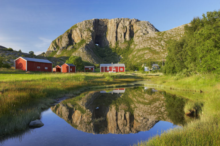 Nordlandshus under the Torghatten mountain, close to Brønnøysund. Photo: Bård Løken / nordnorge.prod.dekodes.no
