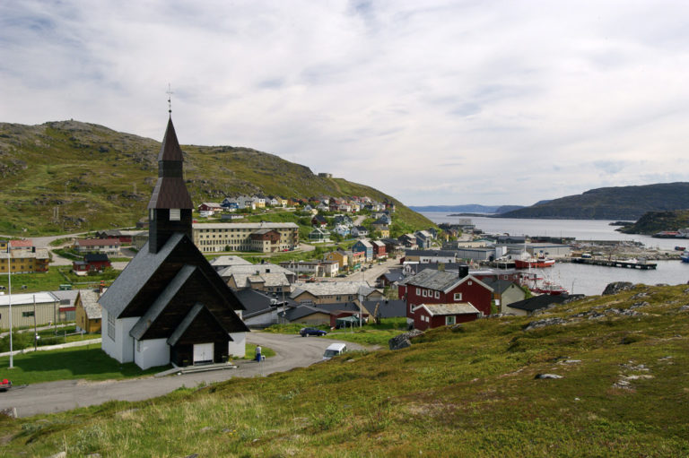 Oversikt over Havøysund med sin kirke fra 1960, tegnet av Espen Poulsson © Bjarne Riesto riesto.no /www.nordnorge.prod.dekodes.no