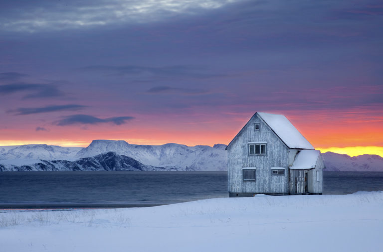Fewer people live along the Finnmark coast than before. This means there are a few empty houses. © Anne Olsen-Ryum